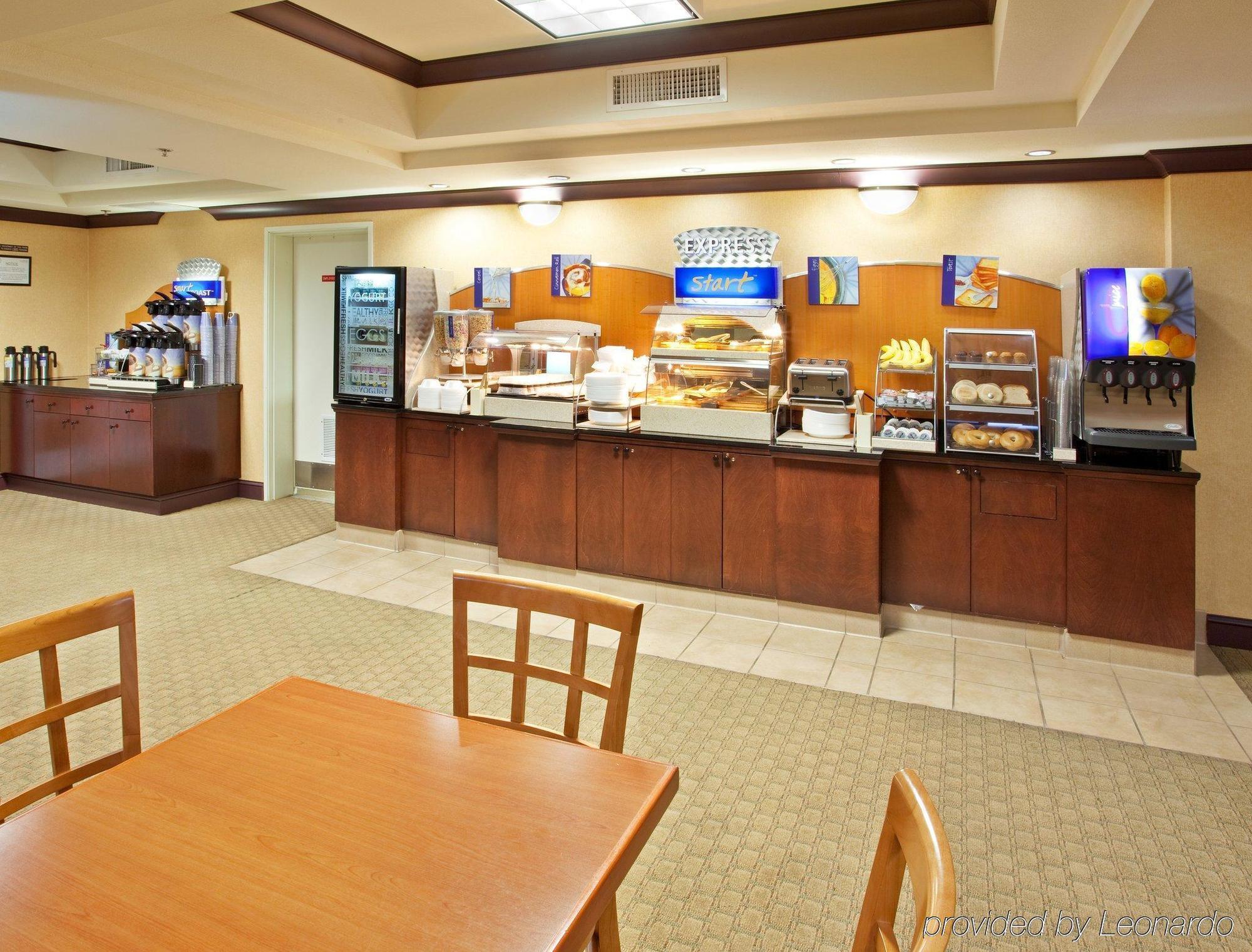 Holiday Inn Express Fresno River Park Highway 41 By Ihg Restoran fotoğraf
